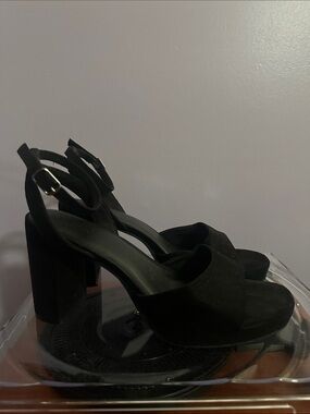 Old Navy Women's Black Block Heel Sandals with Ankle Strap